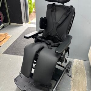 R82 XPanda adaptive seat on Strong base, size 4